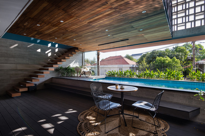 Bể bơi nâng cao mang lại nhiều không gian sinh hoạt hơn cho tầng trệt. Bể bơi nâng cao mang lại nhiều không gian sinh hoạt hơn cho tầng trệt.