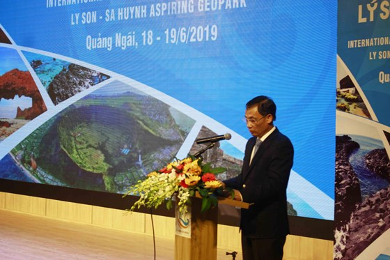 Ông Lê Hoài Trung, Thứ trưởng Bộ Ngoại giao phát biểu tại hội thảo.