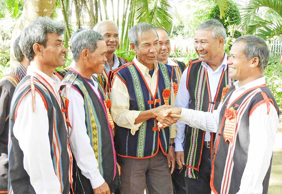  Người cao tuổi trao đổi kinh nghiệm tuyên truyền, vận động quần chúng. Ảnh: T.N