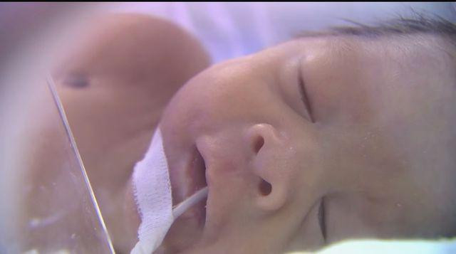 Bình An say ngủ chờ mẹ đến.