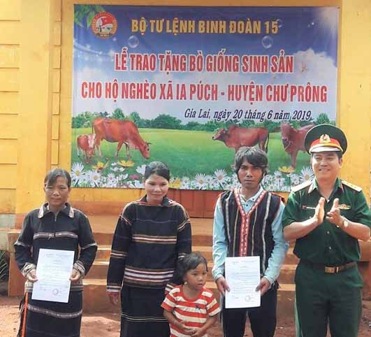Lãnh đạo Binh đoàn 15 trao quyết định tặng bò giống cho 2 hộ nghèo xã Ia Puch. Ảnh: Đinh Yến