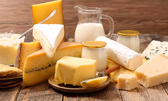 Phô mai, sữa tươi và bánh mì hiệu quả và tiện dụng để chống say rượu bia.
