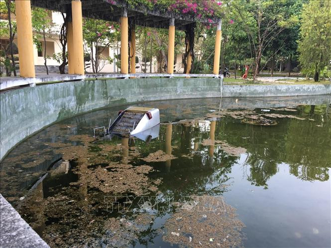 Máy thu gom rác thủy bộ được vận hành thử nghiệm tại hồ nước của Trường đại học Bách Khoa Đà nẵng. Ảnh: TTXVN phát