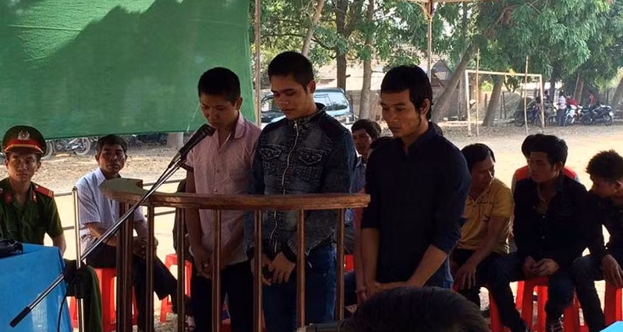  Ba bị cáo Ksor Duy, Nay Đông và Rcom Uinh tại phiên tòa xét xử (từ trái qua). Ảnh: Văn Ngọc