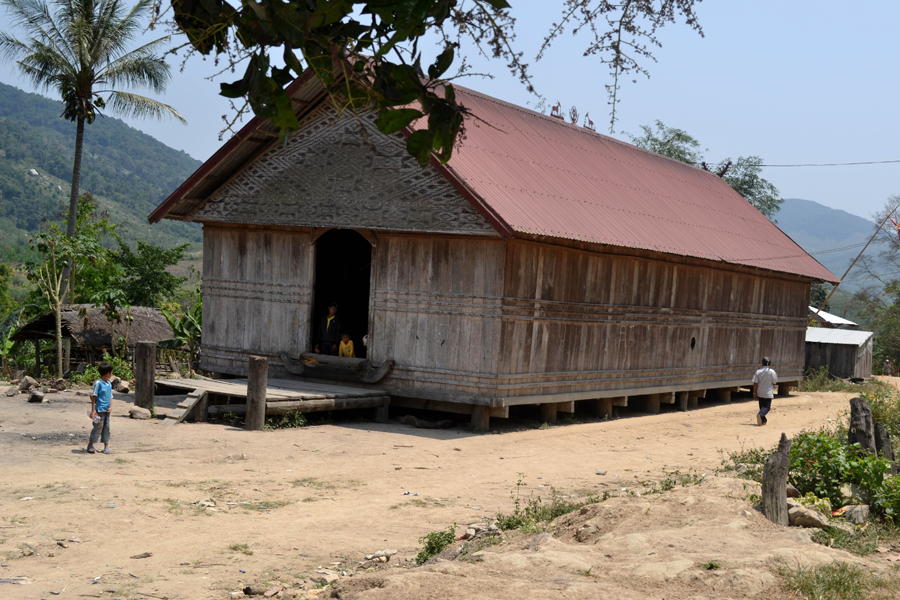 Nhà rông làng Brang-nơi sắp có con đường do nhân dân đóng góp xây dựng nên đi qua. Ảnh: L.H