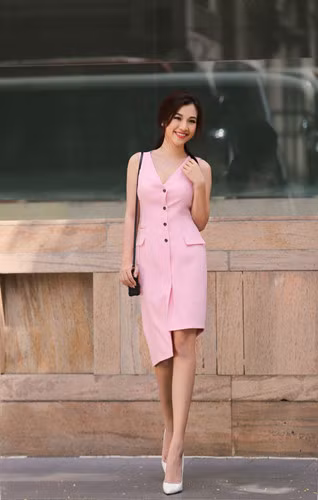 Với nụ cười tỏa nắng và gương mặt trang điểm tông nude, Hoàng Oanh toát lên vẻ yểu điệu, mơ màng như một quý cô phong cách giữa phố thị Sài Gòn.