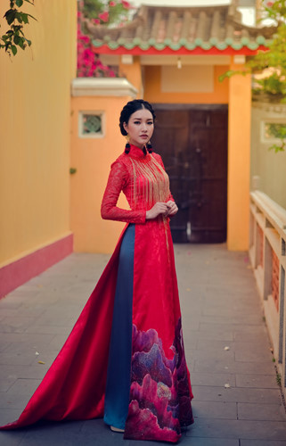 Nhà thiết kế sử dụng những màu sắc lấy cảm hứng từ kiến trúc và thiên nhiên nơi anh sinh ra: màu đỏ tượng trưng cho kiến trúc Huế cổ, màu cam nâu tượng trưng cho những phiến gạch xây kinh thành và màu xanh ngọc tượng trưng cho làn nước sông Hương.