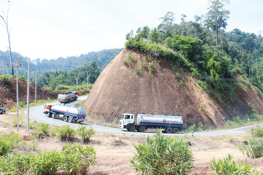 Công ty TNHH một thành viên Xăng dầu Bắc Tây Nguyên tái xuất xăng dầu sang Nam Lào. Ảnh: Duy Lê