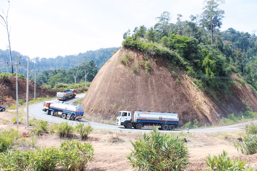 Công ty TNHH một thành viên Xăng dầu Bắc Tây Nguyên tái xuất xăng dầu sang Nam Lào. Ảnh: Duy Lê