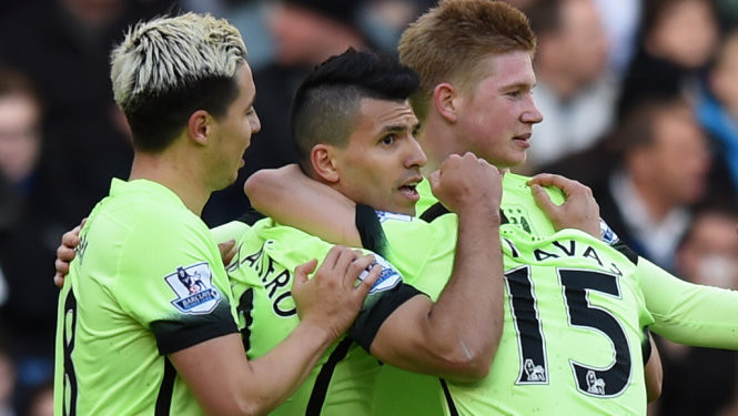 Niềm vui của các cầu thủ M.C sau khi Aguero (giữa) mở tỉ số. Ảnh: Reuters Niềm vui của các cầu thủ M.C sau khi Aguero (giữa) mở tỉ số. Ảnh: Reuters