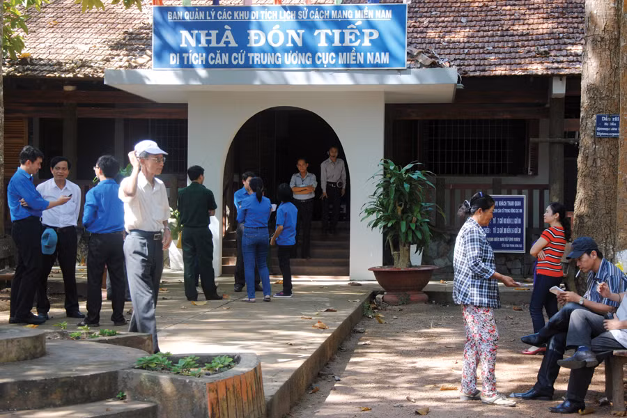 Nơi đón tiếp khách tham quan và du khách về thăm khu căn cứ. Ảnh: Đ.M.P