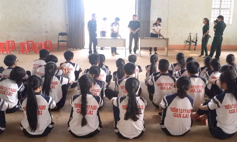 Học sinh Trường THPT Pleiku học môn GDQP-AN. Ảnh: M.V