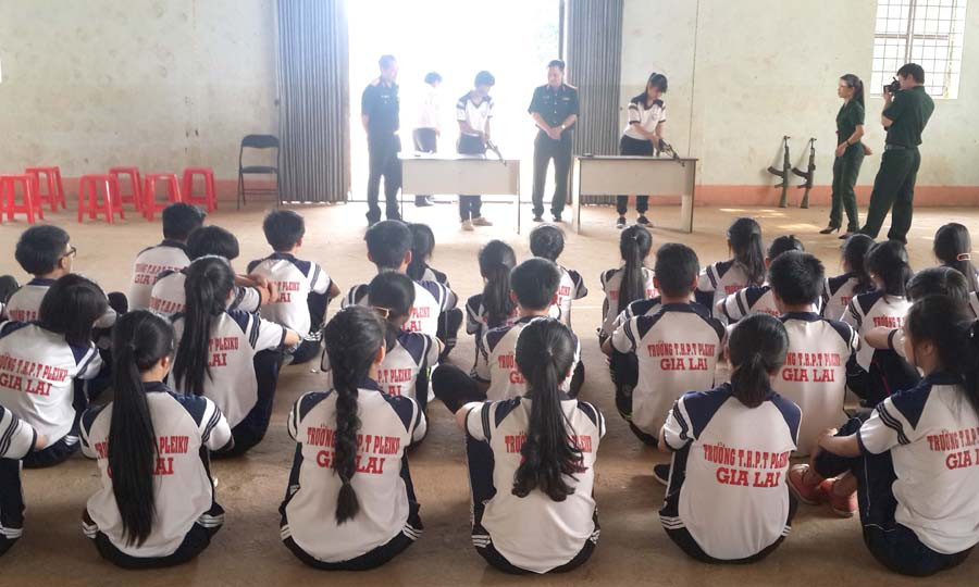 Học sinh Trường THPT Pleiku học môn GDQP-AN. Ảnh: M.V Học sinh Trường THPT Pleiku học môn GDQP-AN. Ảnh: M.V