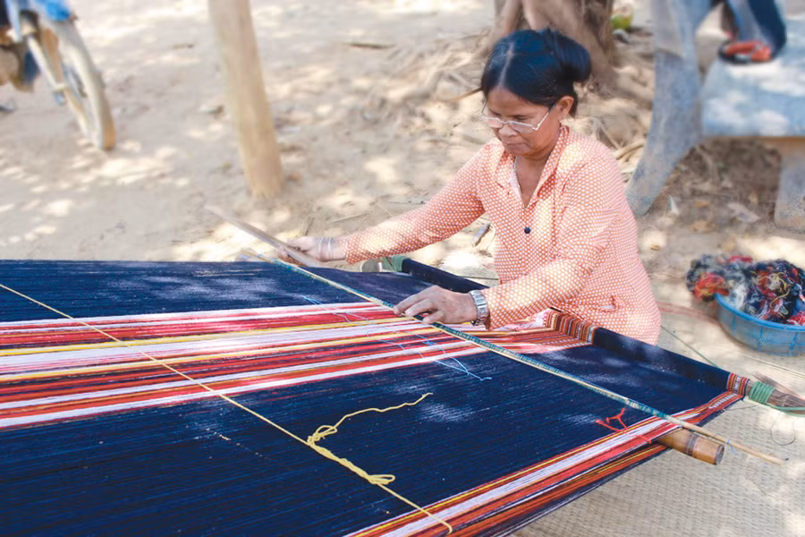 Dệt thổ cẩm vẫn được nhiều người dân làng Bờ duy trì. Ảnh: H.T