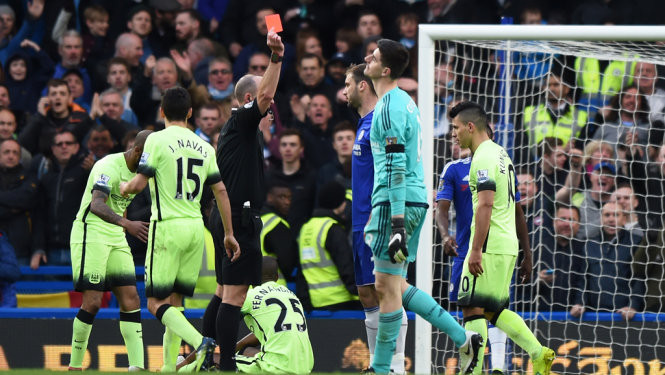 Thủ môn Courtois nhận thẻ đỏ sau tình huống đốn ngã Fernandinho trong vòng cấm. Ảnh: Reuters  Thủ môn Courtois nhận thẻ đỏ sau tình huống đốn ngã Fernandinho trong vòng cấm. Ảnh: Reuters