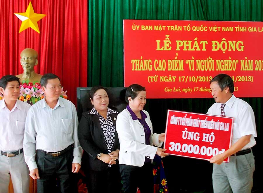  Công ty cổ phần Kinh doanh và Phát triển Miền núi tham gia ủng hộ Quỹ vì người nghèo. Ảnh: T.N