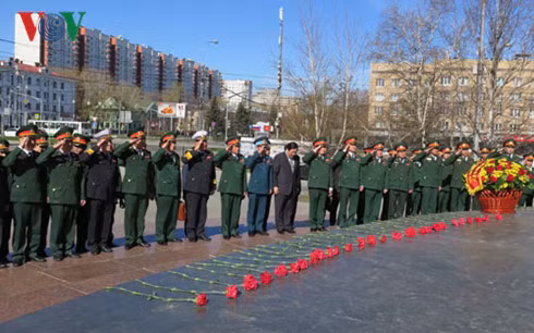 Đoàn Đại biểu Bộ Quốc phòng đặt vòng hoa tưởng niệm tại Tượng đài Hồ Chí Minh.