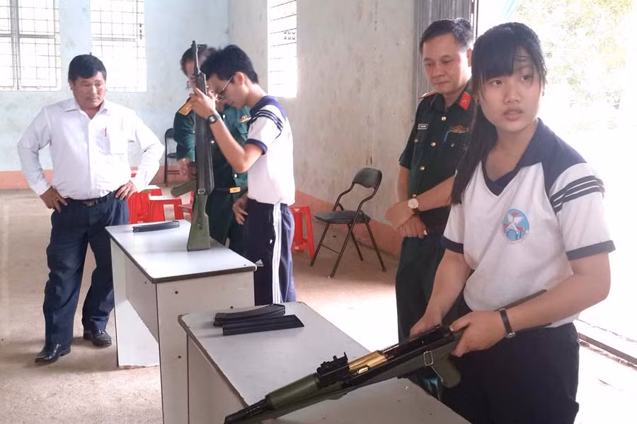 Tiết học tháo lắp súng tiểu liên AK tại Trường THPT Pleiku. Ảnh: M.V 