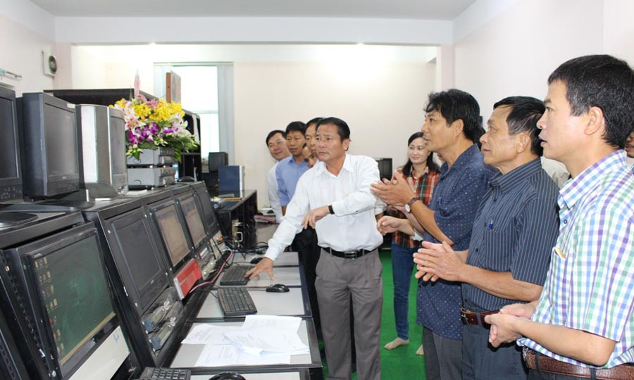 Ông Trần Ngọc Nhung-Giám đốc Đài Phát thanh-Truyền hình tỉnh nhấn nút phát sóng chương trình Chào ngày mới. Ảnh: Phan Lài 2 Ông Trần Ngọc Nhung-Giám đốc Đài Phát thanh-Truyền hình tỉnh nhấn nút phát sóng chương trình Chào ngày mới. Ảnh: Phan Lài