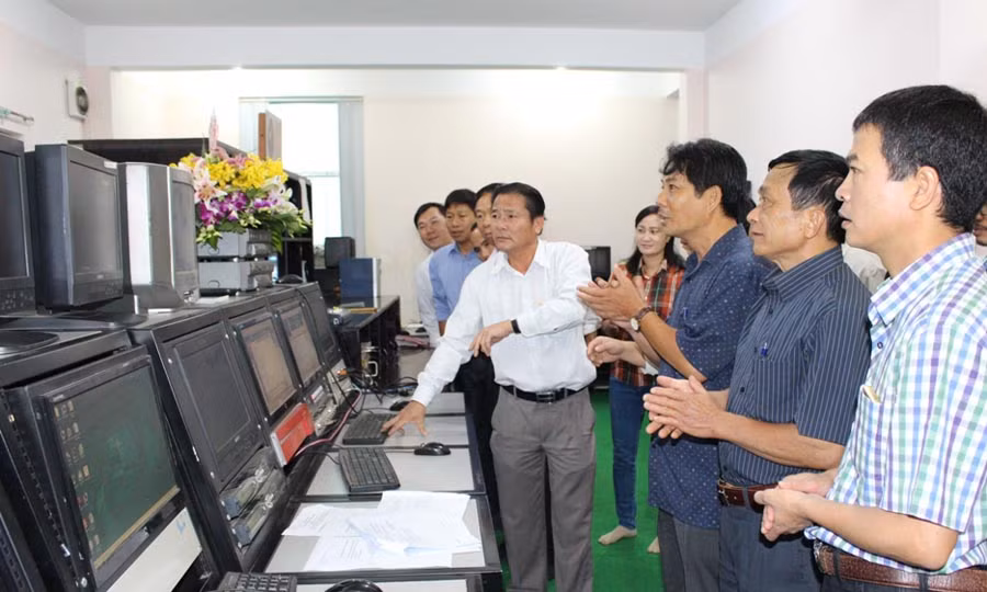  2 Ông Trần Ngọc Nhung-Giám đốc Đài Phát thanh-Truyền hình tỉnh nhấn nút phát sóng chương trình Chào ngày mới. Ảnh: Phan Lài