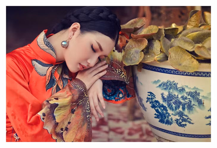 Để tạo nên sức hút của bộ sưu tập, phụ kiện là một phần không thể thiếu để kết hợp cùng áo dài.