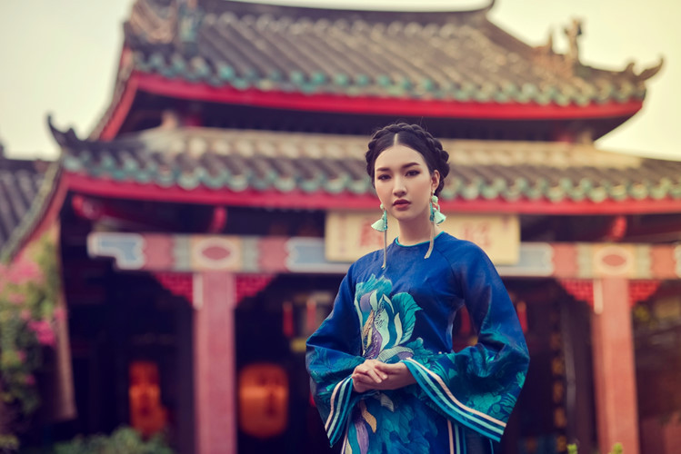 Khánh Shyna là một trong những nhà thiết kế (NTK) trang phục áo dài truyền thống tại xứ Huế. Sống và làm nghề trên đất cố đô, hơn ai hết, anh hiểu tường tận nét đẹp nguyên bản của tà áo dài Việt.