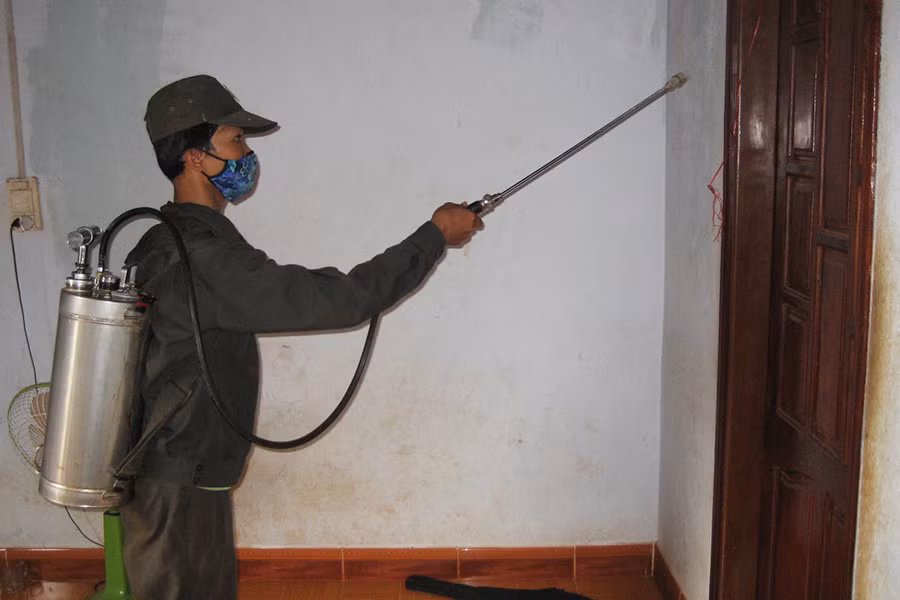  Phun tồn lưu hóa chất diệt muỗi. Ảnh: Đức Phương