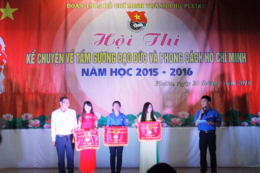 Ban tổ chức trao giải cho các thí sinh. Ảnh: Phan Lài