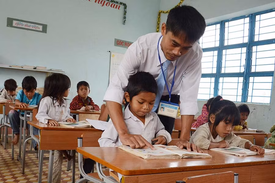  Một buổi học của các em học sinh Trường Phổ thông Dân tộc Bán trú Tiểu học và THCS Kon Pne Ảnh: V.H