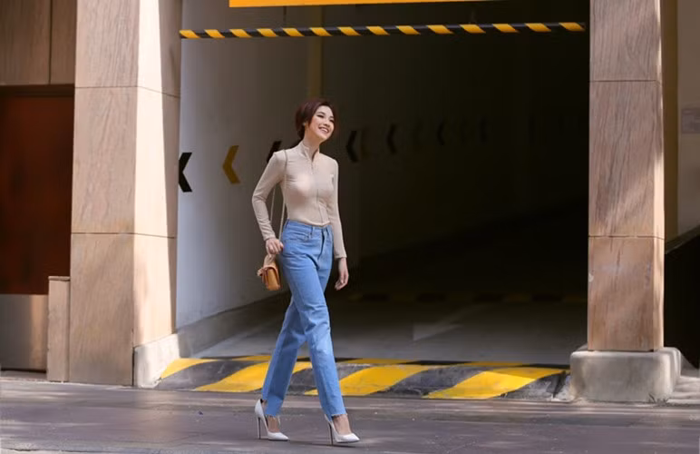 Trong bộ cánh đầu tiên, nữ MC như hóa thành một quý cô thanh lịch với thiết kế quần jeans dáng suông, áo màu nâu camel.