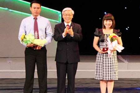 "Không ngừng nâng cao tính chân thật của báo chí" ảnh 1 Chủ tịch Quốc hội Nguyễn Phú Trọng trao giải A báo chí Quốc gia cho nhóm tác giả Đài phát thanh truyền hình Đồng Nai.