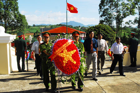 Viếng các anh hùng liệt sĩ tại Di tích chiến thắng Đak Pơ. Ảnh: V.H