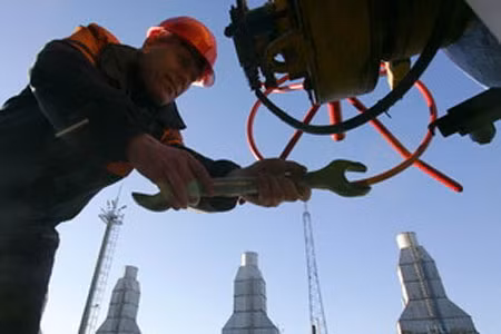 Công nhân Belarus làm việc tại trạm nén khí đốt thuộc đường ống dẫn dầu Yamal-châu Âu, gần thị trấn Nesvizh, cách Minsk khoảng 130km về phía Tây Nam.