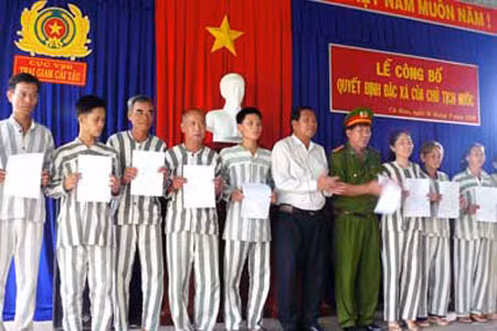 Các phạm nhân được trao giấy chứng nhận đặc xá