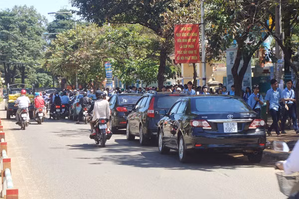 Phụ huynh đỗ xe trên đường Hùng Vương để đón học sinh.