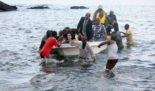 Những hành khách trên máy bay được đưa vào đất liền