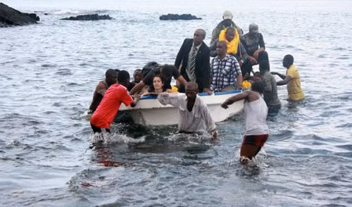 Những hành khách trên máy bay được đưa vào đất liền