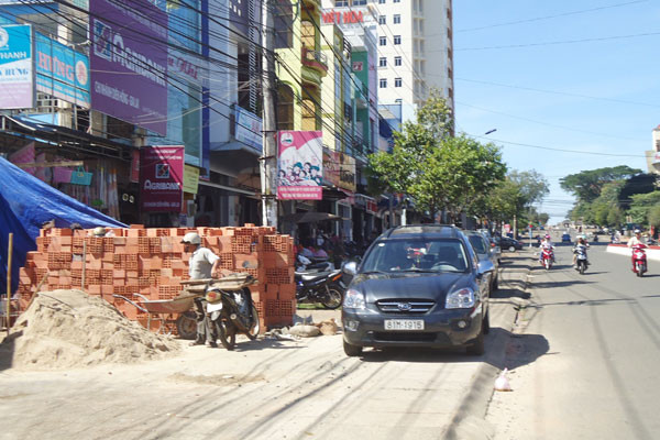 Cảnh bát nháo trên đường Trần Phú. Cảnh bát nháo trên đường Trần Phú.