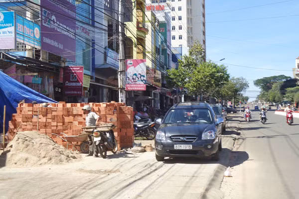 Cảnh bát nháo trên đường Trần Phú.