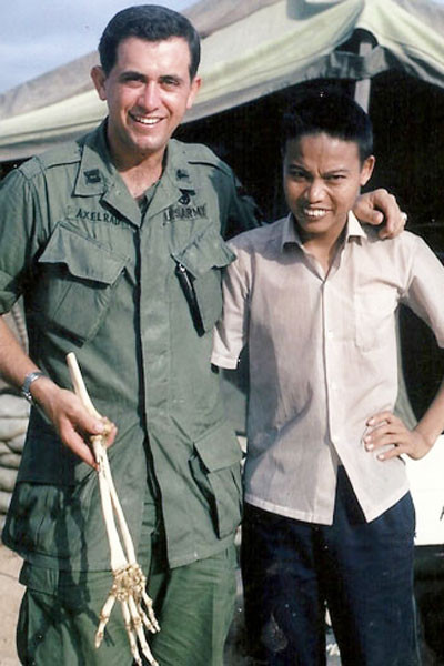 Bức ảnh bác sĩ Sam Axelrad chụp cùng ông Nguyễn Quang Hùng và một phần xương cánh tay bị cắt, năm 1966 (ảnh: Báo Thanh Niên)