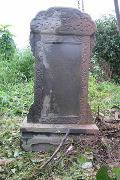 Tấm bia “Tây Lãnh Thang Hoằng” mới được phát hiện. Ảnh: Quang Sang Tấm bia “Tây Lãnh Thang Hoằng” mới được phát hiện. Ảnh: Quang sang