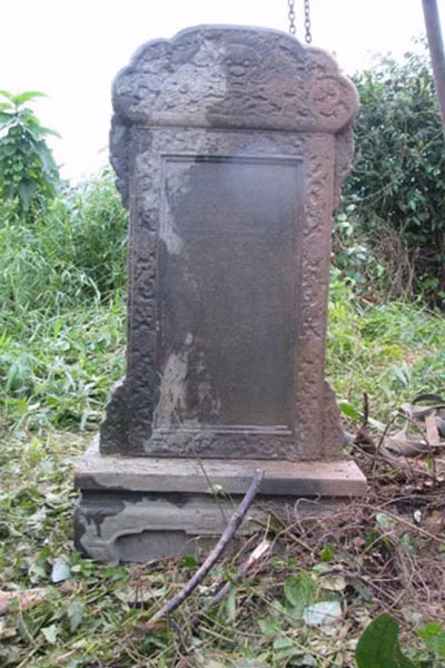 Tấm bia “Tây Lãnh Thang Hoằng” mới được phát hiện. Ảnh: Quang sang