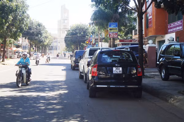 Đỗ xe ngay dưới lòng đường Tăng Bạt Hổ.