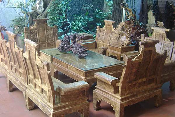 Bộ bàn ghế thiết kế theo kiểu cung đình được làm từ nu gỗ nghiến có mức giá vài trăm triệu. Ảnh: lê Hòa