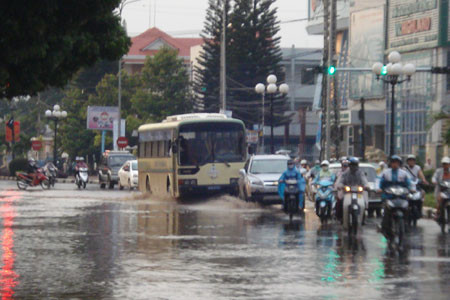 Trên địa bàn thành phố Pleiku mưa lớn đã gây ngập nặng tại một số tuyến đường. Ảnh: Nguyễn Diệp
