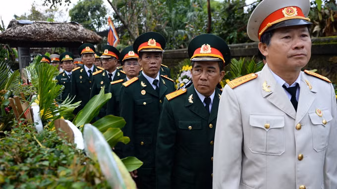 Sĩ quan quân đội viếng Đại tướng Võ Nguyên Giáp.