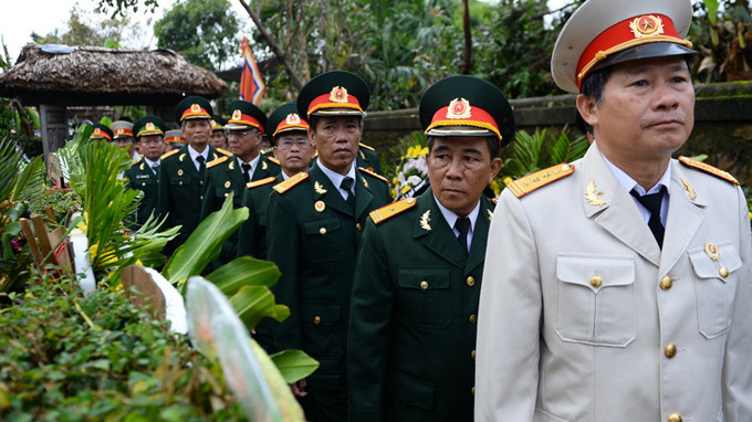 Sĩ quan quân đội viếng Đại tướng Võ Nguyên Giáp. Sĩ quan quân đội viếng Đại tướng Võ Nguyên Giáp.