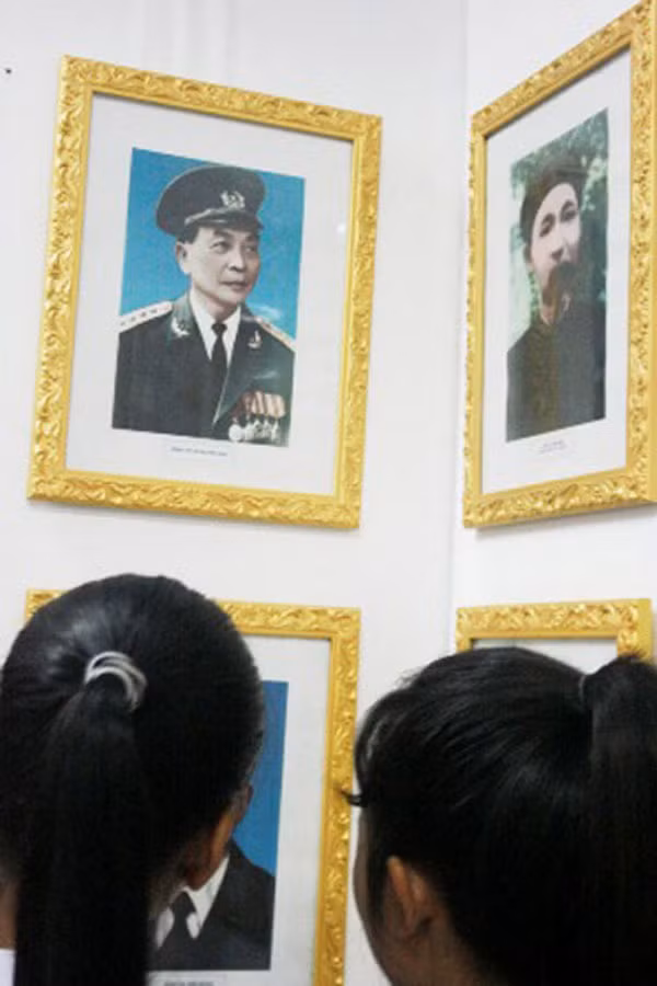 Học sinh tham quan phòng truyền thống giới thiệu những hình ảnh, tư liệu về Đại tướng Võ Nguyên Giáp tại Trường THPT Chuyên Quốc học Huế. Ảnh: Bùi Oanh