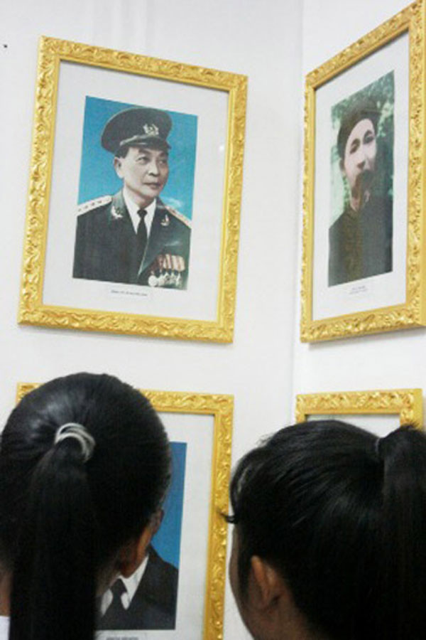 Học sinh tham quan phòng truyền thống giới thiệu những hình ảnh, tư liệu về Đại tướng Võ Nguyên Giáp tại Trường THPT Chuyên Quốc học Huế. Ảnh: Bùi Oanh