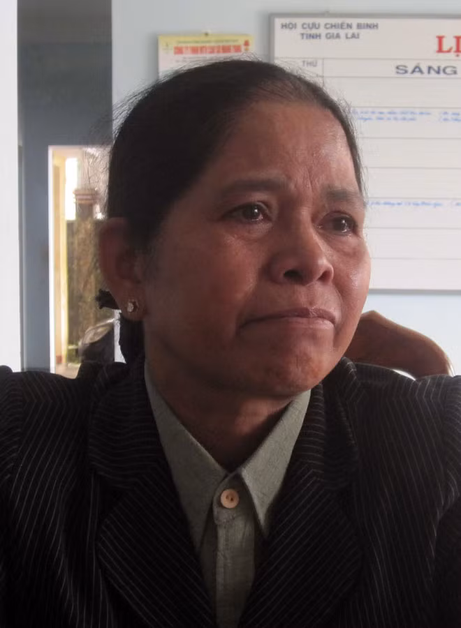 Nước mắt chực tràn khi bà H’Yéo nhớ lại những kỷ niệm trong những lần được gặp Đại tướng. Ảnh: Ngọc Linh